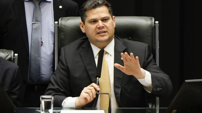Alcolumbre (foto) diz que as informações publicadas pela "Veja" são “absolutamente falsas”