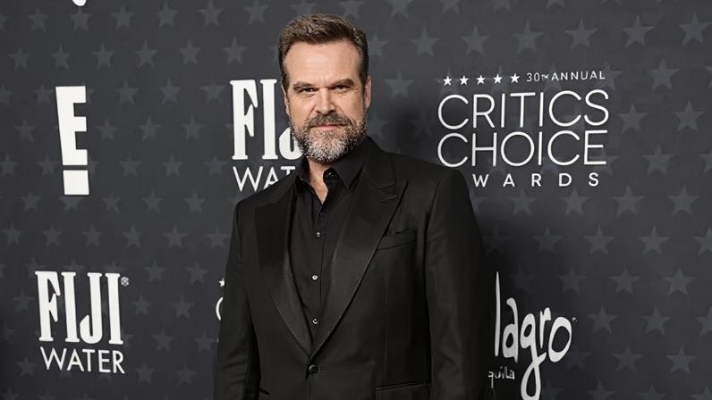 David Harbour apostou no all black para o Critics Choice Awards 2025