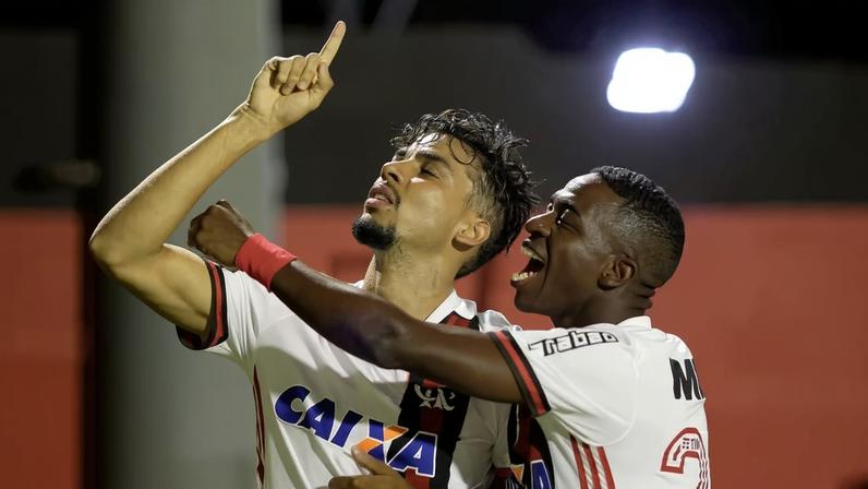 Lucas Paquetá e Vini Jr comemoram gol em Vitória x Flamengo — Foto: Staff Images/Flamengo