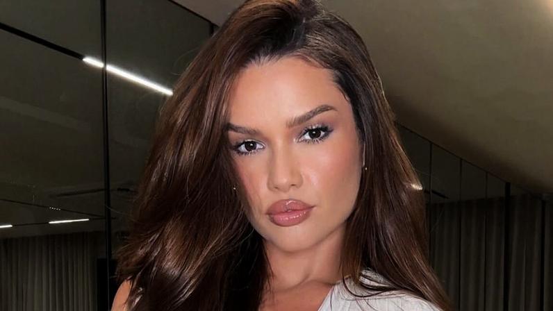 De biquíni azul, Juliette aproveita dia de sol na praia para renovar o bronzeado