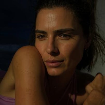 Carolina Dieckmann posa de biquíni rosa e renova bronzeado em dia de sol