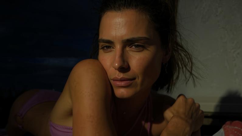 De biquini rosa, Carolina Dieckmmann renova bronzeado em dia de sol: 'Saudade que eu tava' — Foto: Reprodução/Instagram