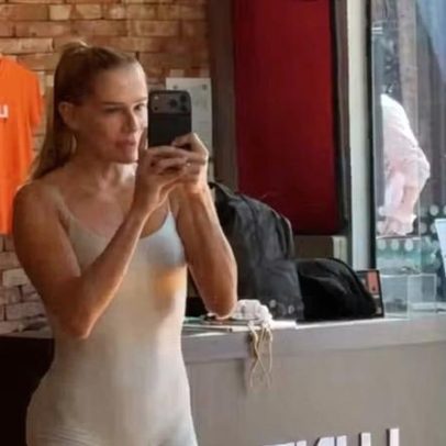 Deborah Seco posa após treino na academia