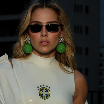 Deborah Secco usa body de látex durante jogo do Brasil na Copa