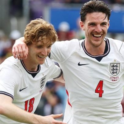 Inglaterra vence Costa Rica após atraso de uma hora por tempestade