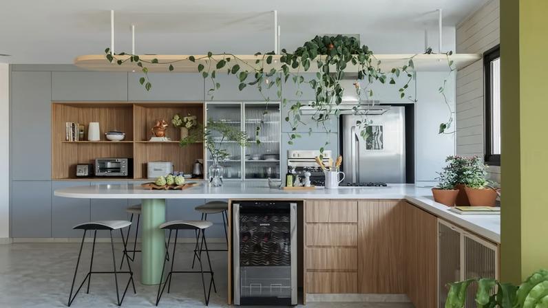 Não quer errar na decoração da cozinha? Confira quais erros não cometer no décor. Projeto do Estúdio Minke — Foto: Maura Mello/Divulgação