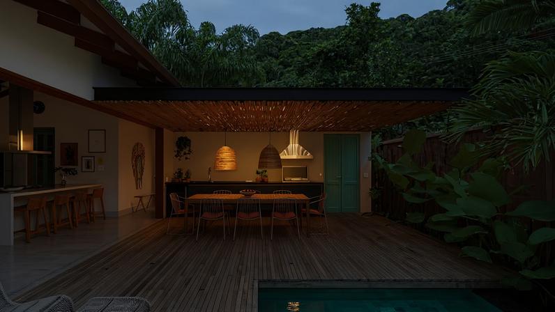 Assinada pelo Studio Carlito e Renata Pascucci Arquitetura, esta área gourmet conecta-se à piscina com o deck amadeirado