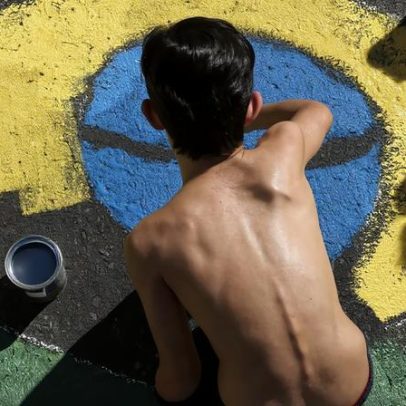 Moradores da quadra 415 Norte decorem rua de Brasília para a Copa do Mundo