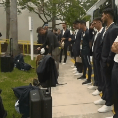 Uruguai é revistado na entrada do estádio antes da estreia na Copa