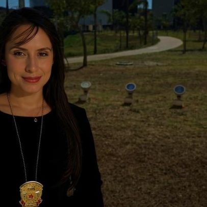 Entenda a licença médica prolongada de delegada casada com homem que matou gari