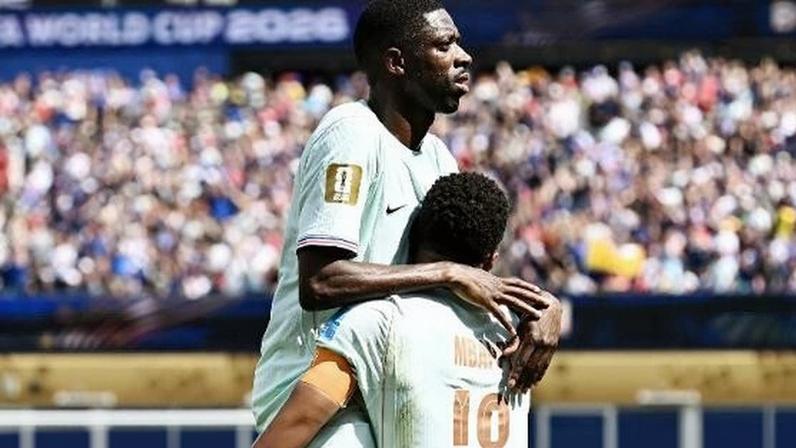 Dembele comemora gol da França contra a Noruega sendo carregado por Mbappe