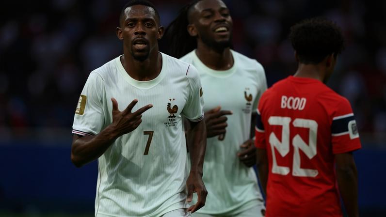 Dembélé comemora seu hat-trick na vitória da França contra a Noruega
