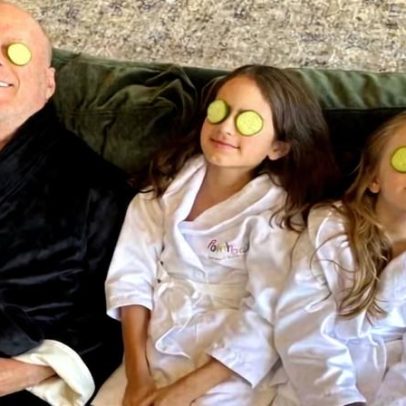 Demi Moore compartilha fotos inéditas de Bruce Willis em homenagem online
