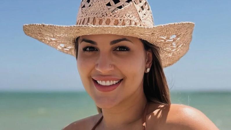Deolane Bezerra se descuida e mostra demais durante live nas redes sociais