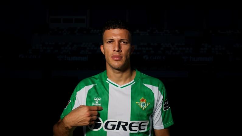 Nelson Deossa durante seu anúncio no Real Betis (Foto: Divulgação)