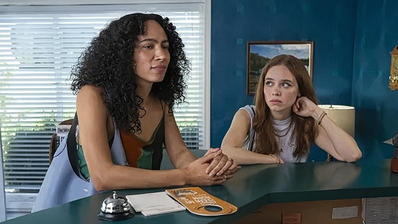 Aurora Perrineau vive Chantal, melhor amiga da protagonista de "Depois Daquele Ano"