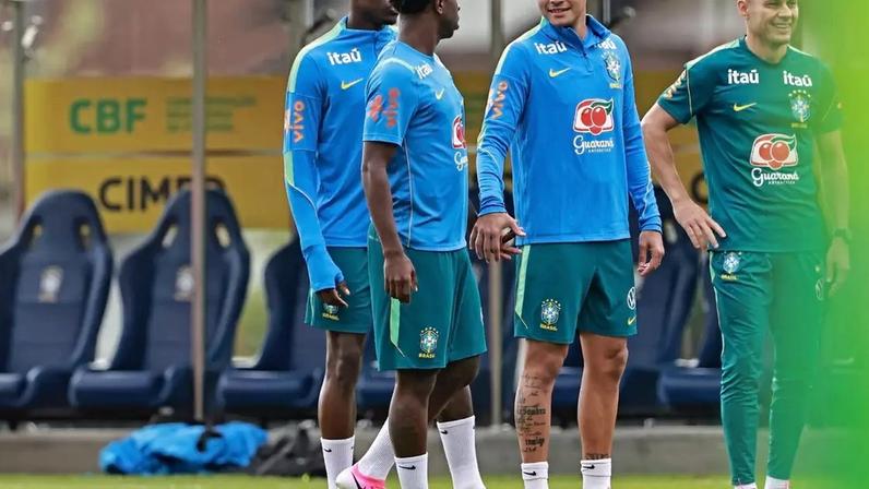 Luiz Henrique, Vinícius Júnior e Bruno Guimarães em treino da Seleção