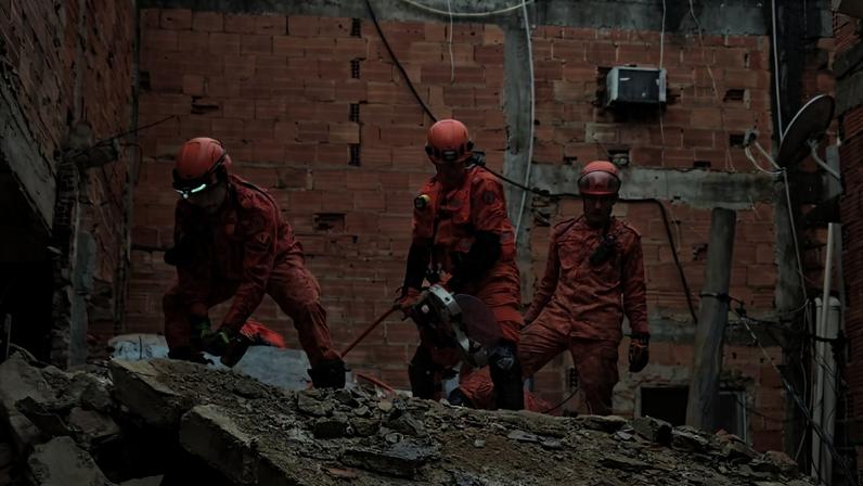 Casa desaba e deixa duas crianças desaparecidas no Rio de Janeiro