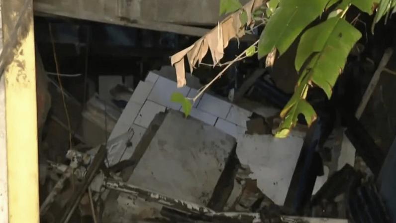Destroços do sobrado na zona leste de São Paulo