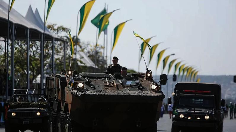 Veículos do Exército Brasileiro desfilam durante a comemoração do Dia da Independência na Esplanada dos Ministérios, em Brasília - 07/09/2018