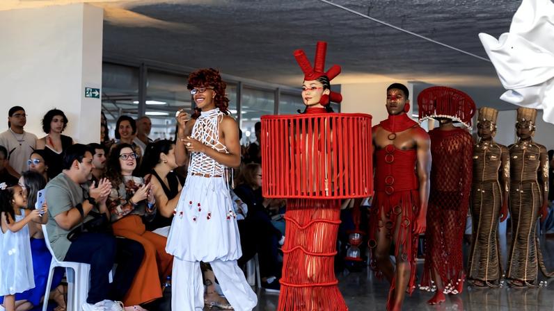 Desfile do IESB destaca sustentabilidade e identidade brasileira