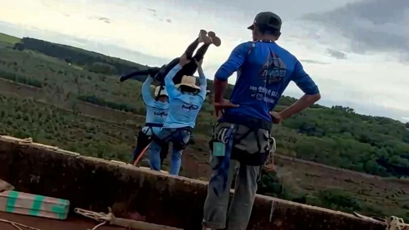 Mulher morre após ser jogada de altura de 40 metros sem cordas em rope jump