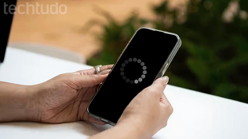 Muitas causas da lentidão do celular estão ligadas a hábitos aparentemente inofensivos — Foto: Arte/TechTudo