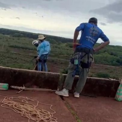 Homem afirma que iria saltar antes da jovem lançada sem corda em rope jump