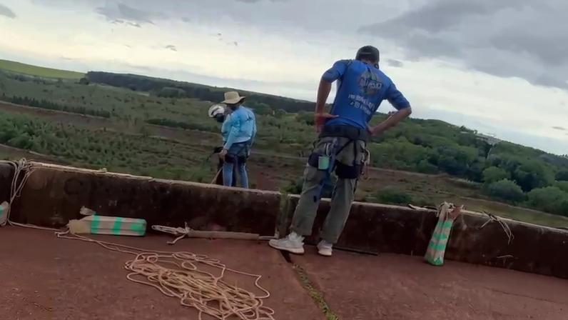 Homem afirma que iria saltar antes da jovem lançada sem corda em rope jump