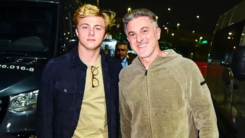 Benício e Luciano Huck em jogo da NFL em São Paulo