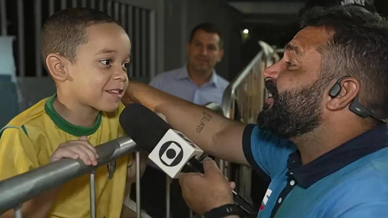 Menino corneta Neymar ao vivo