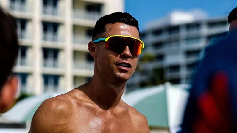 Cristiano Ronaldo posta foto sem camisa