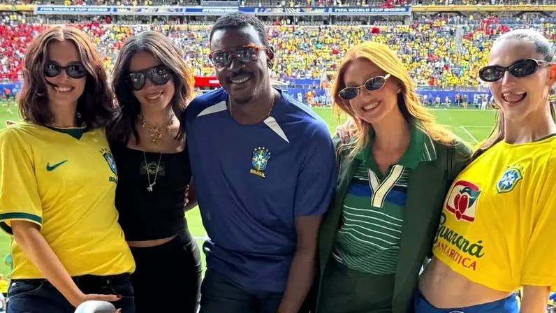 Anitta e amigos famosos no jogo do Brasil