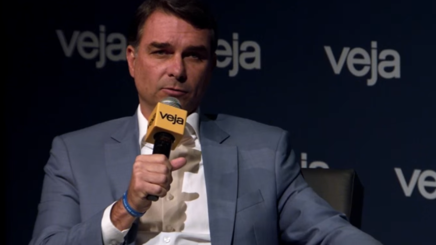 Imagem colorida do pré-candidato Flávio Bolsonaro (PL-RJ) em um evento organizado pela Veja - Metrópoles