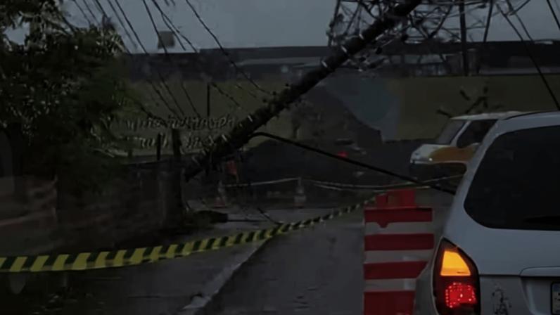 Imagem colorida de poste inclinado no Trevo de Bonsucesso após rompimento de adutora da Sabesp - Metrópoles