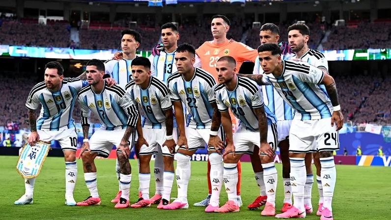 Messi entra em campo com chuteira de cor diferente dos outros jogadores