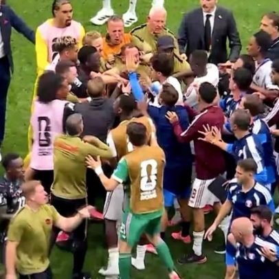 Jogadores do Canadá e do Catar brigam ao fim de partida