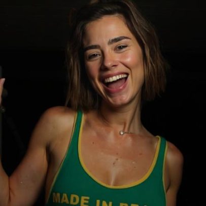 Carolina Dieckmann posa com maiô do Brasil em dia de Copa