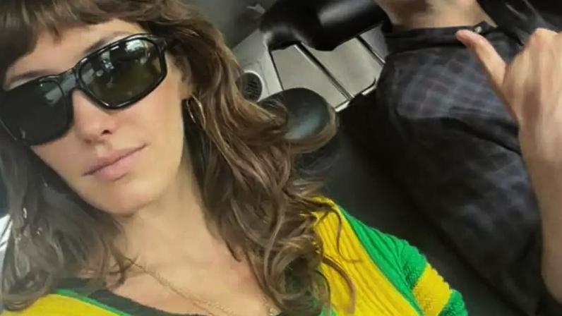 Chloe Barrena, enteada de Carlo Ancelotti, com look para torcer pelo Brasil