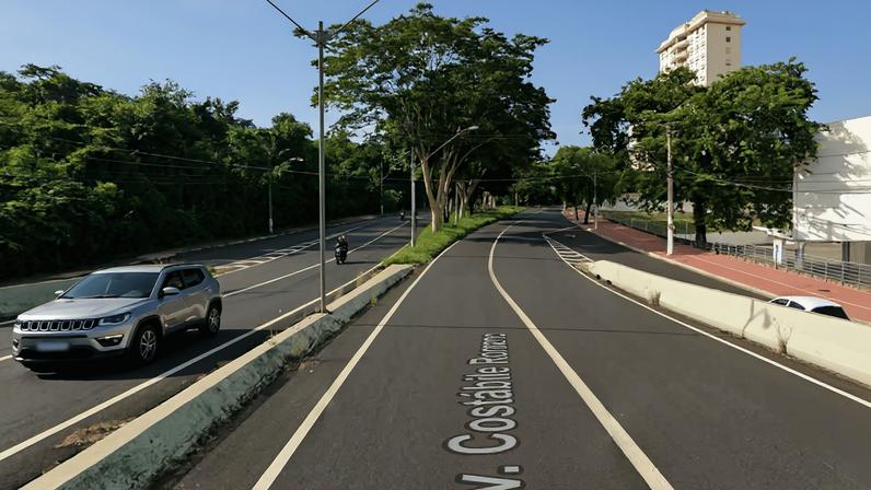 Imagem colorida de avenida onde o ônibus da prefeitura foi abordado pelo suspeito armado - Metrópoles