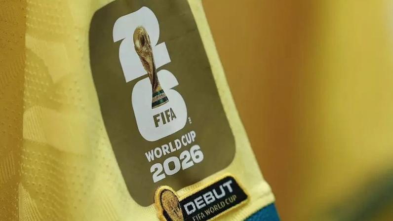Patch dourado da Copa do Mundo de 2026, utilizado exclusivamente pelas seleções campeãs mundiais, na manga do uniforme da Seleção Brasileira.