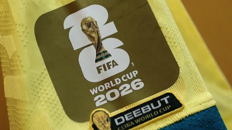 Patch dourado da Copa do Mundo de 2026, utilizado exclusivamente pelas seleções campeãs mundiais, na manga do uniforme da Seleção Brasileira.