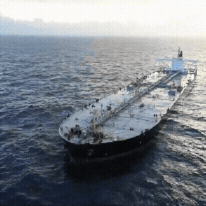 Irã atira em navios de guerra dos EUA no Golfo de Omã após interceptação