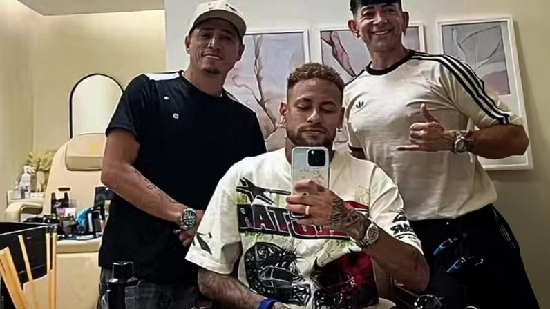Wagner Tenório, o cabelereiro de Neymar, em fotos com o jogador — Foto: Montagem/Reprodução