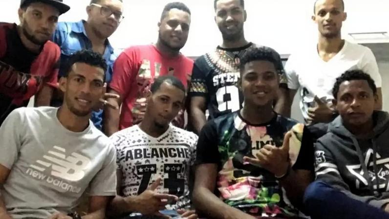Danielson Leite (dir) posa em foto de Vozinha com os amigos