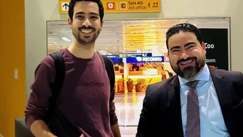 Abdallah Montaser ao reencontrar a esposa e o advogado Willian Fernandes