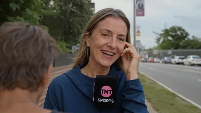 Repórter Monique Danello interrompeu fala e se assustou ao homem tirar rato morto ao vivo durante live