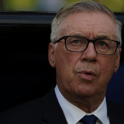 Sósia de Ancelotti faz sucesso em Curitiba antes de Brasil x Japão
