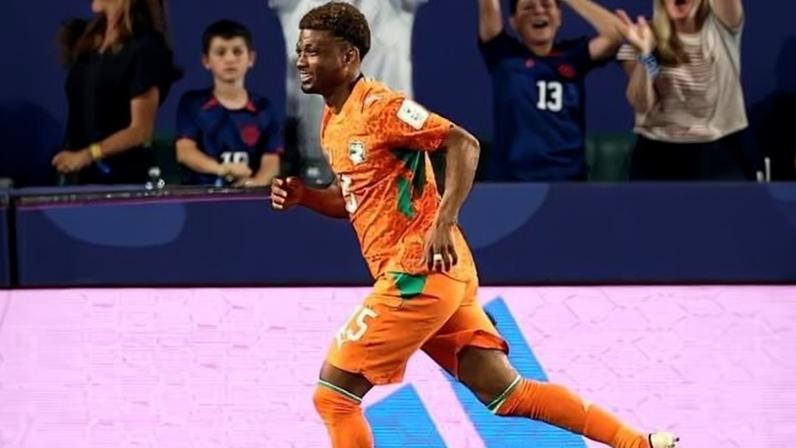 Diallo, da Costa do Marfim, comemora gol contra o Equador na Copa