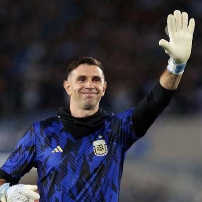 Dibu Martínez é liberado para a estreia da Argentina na Copa